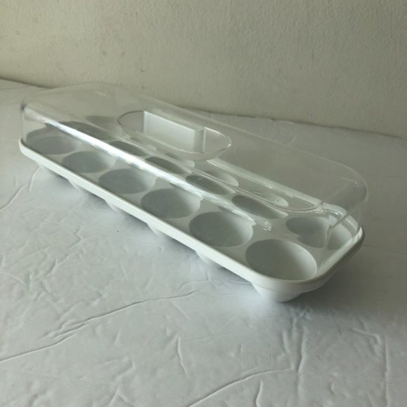 12 Eggs container White w clear cover with handle - Picture 4 of 8